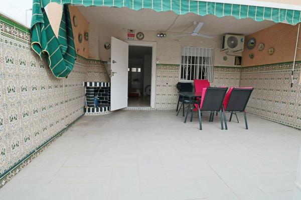 Chalet adosado en Calle Rojales, Playa de los Náufragos, Torrevieja photo 1