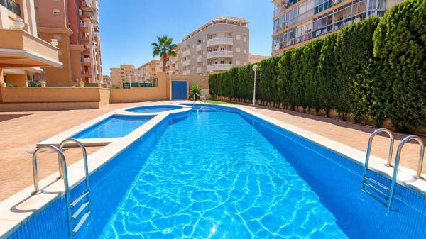 Venta de piso en Piso en Avenida Roentgen, 5, Zona los Frutales, Torrevieja, Torrevieja
 photo 1