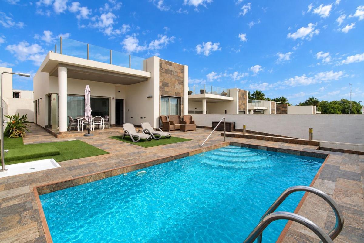 Sprzedaż niezależnego domku jednorodzinnego w Casa o chalet en Villamartín, Orihuela, Orihuela photo 1