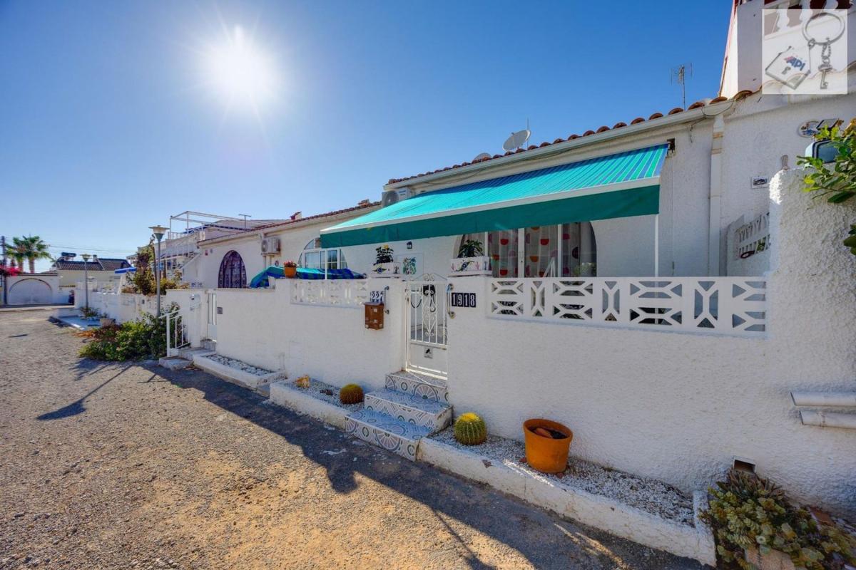 Продажа отдельного шале в Casa o chalet en La Siesta - El Salado - Torreta, Torrevieja, Торревьеха photo 1