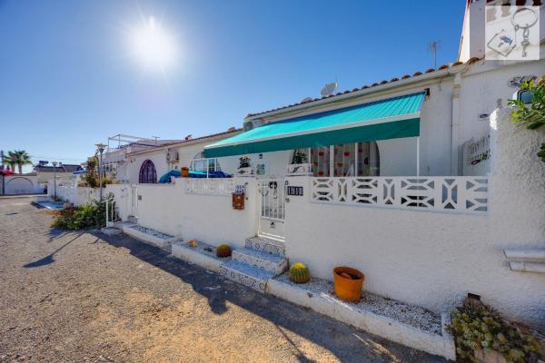 Частный шале на продаже в Casa o chalet en La Siesta - El Salado - Torreta, Torrevieja, Торревьеха photo 1