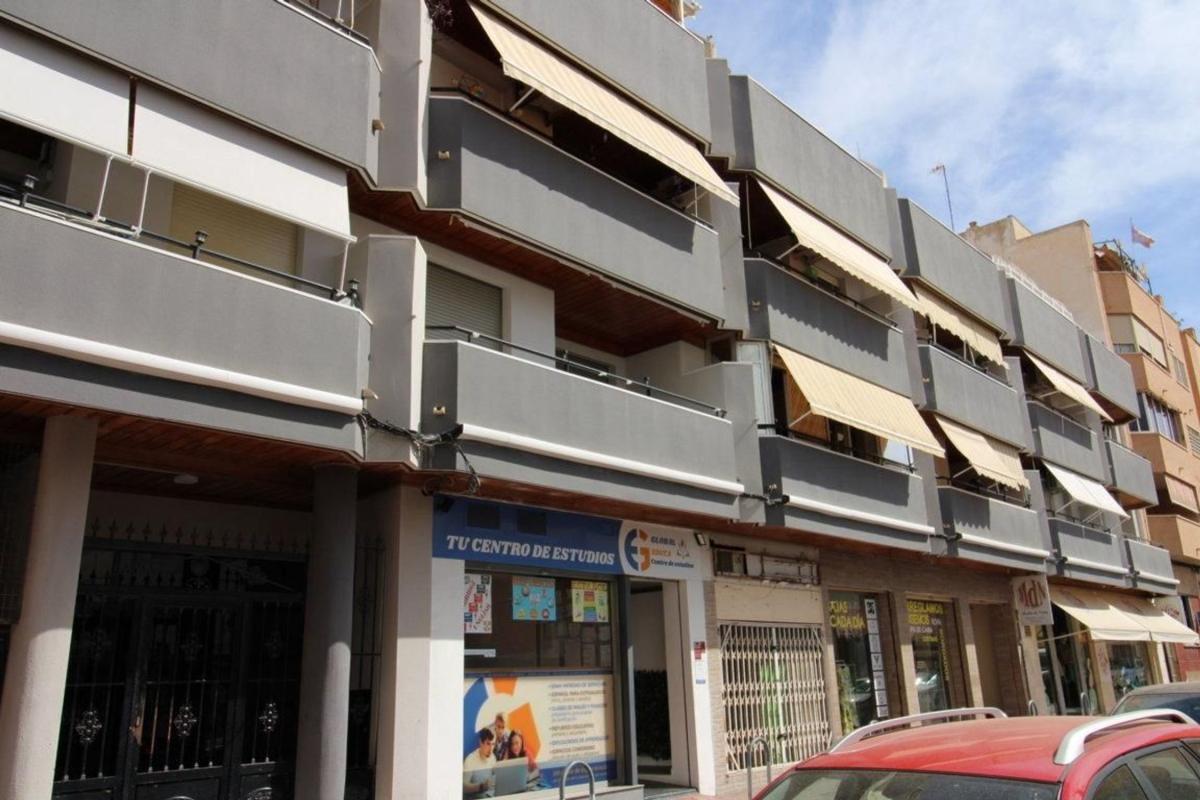 Venta de piso en Piso en Calle de Pedro Lorca, Las Piscinas Naturales, Torrevieja, Torrevieja
photo 2