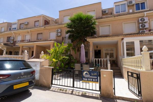 Chalet wolnostojący na sprzedaż w Casa o chalet en Playa Flamenca, Orihuela, Orihuela photo 1