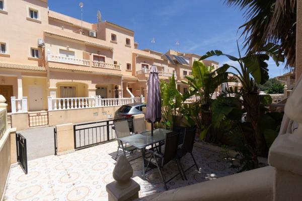 Chalet wolnostojący na sprzedaż w Casa o chalet en Playa Flamenca, Orihuela, Orihuela thumbnail 2