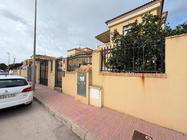 VILLA EN CAMPOAMOR "LOMAS DE DON JUAN" DE 4 DORM. 2 BAÑOS. CON SUPERFICIE DE 133 M2 Y PARCELA DE 74 M2. CON PISCINA. photo 1