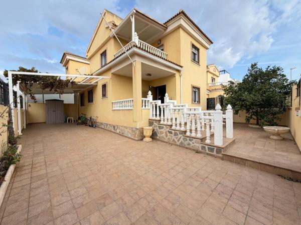 VILLA EN CAMPOAMOR "LOMAS DE DON JUAN" DE 4 DORM. 2 BAÑOS. CON SUPERFICIE DE 133 M2 Y PARCELA DE 74 M2. CON PISCINA. photo 2