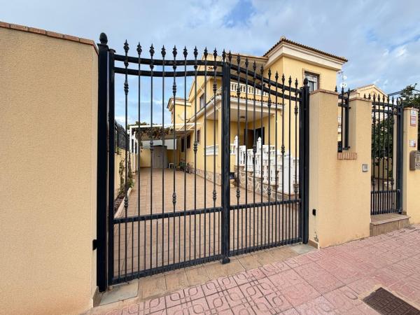 VILLA EN CAMPOAMOR "LOMAS DE DON JUAN" DE 4 DORM. 2 BAÑOS. CON SUPERFICIE DE 133 M2 Y PARCELA DE 74 M2. CON PISCINA. photo 4