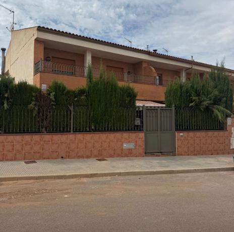 Chalet pareado en Emilio Castelar, 44, Pinoso photo 1