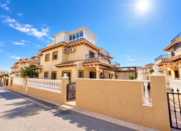 Chalet adosado en Calle La Fuente s/n, La Zenia, Orihuela photo 1