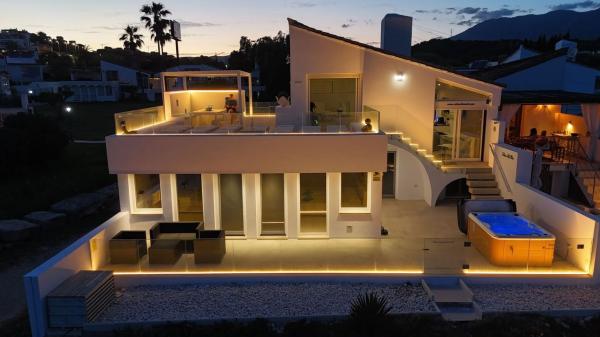 Частный шале на продаже в  Casa o chalet en Bahía Dorada, Estepona, Эстепона photo 4