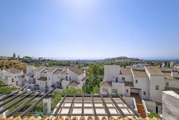 Дуплекс на продажу в Dúplex en Los Naranjos, Marbella, Марбелла photo 1