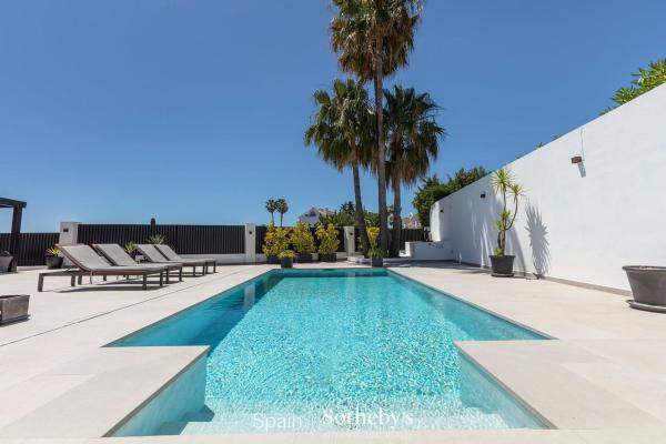 Casa o chalet independiente en Calle Monte Biarritz, Nueva Atalaya, Estepona thumbnail 2