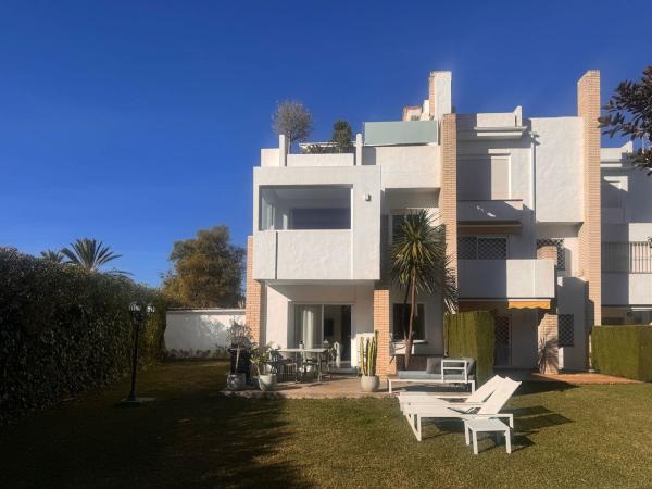Chalet pareado en Las Brisas, Marbella photo 1
