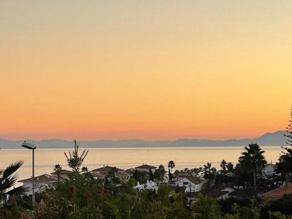 Chalet adosado en Avenida Costa Galera, Buenas Noches, Estepona photo 1