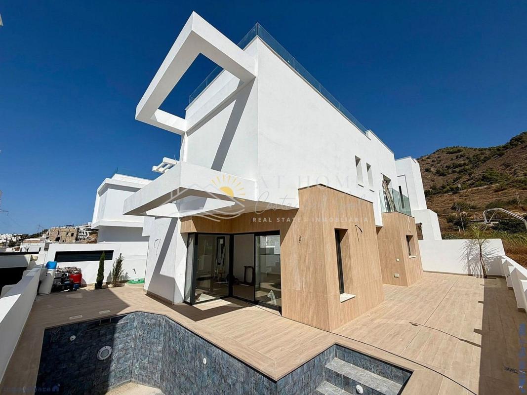 Sprzedaż niezależnego domku jednorodzinnego w Casa o chalet en Avda Pescia - Ctra de Frigiliana, Nerja, Nerja photo 1
