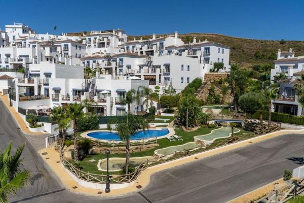 Venta de piso en Piso en Calle Algarrobo, 1, El Paraíso, Benahavís, Benahavís
photo 1