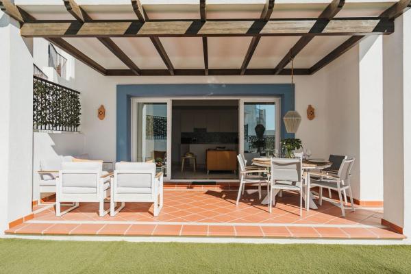 Venta de piso en Piso en Calle Algarrobo, 1, El Paraíso, Benahavís, Benahavís
thumbnail 2