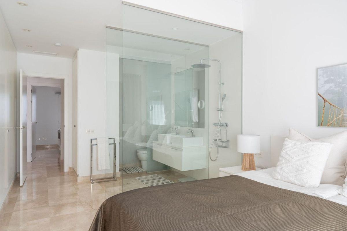 Venta de piso en Piso en Calle Algarrobo, 1, El Paraíso, Benahavís, Benahavís
photo 5