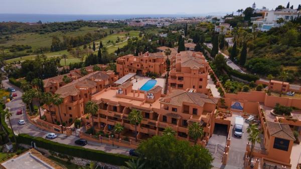 Chalet adosado en Calle Magnolia, Paraiso-Barronal, Estepona thumbnail 2