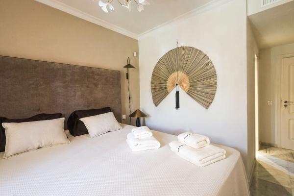 Chalet adosado en Urbanización Jardines del Río, Las Lomas de Río Verde, Marbella photo 4