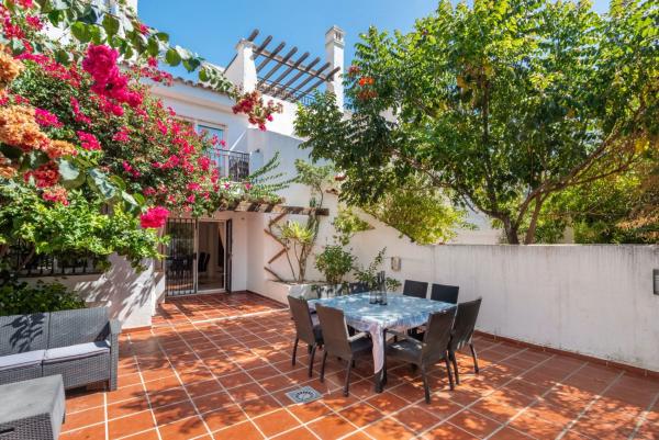 Chalet adosado en Urbanización Los Naranjos de Marbella s/n, La Dama de Noche-La Alzambra, Marbella photo 1