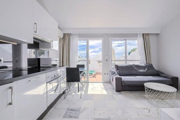 Chalet adosado en Avenida Yunquera, 6148, Reserva de Marbella, Marbella thumbnail 2
