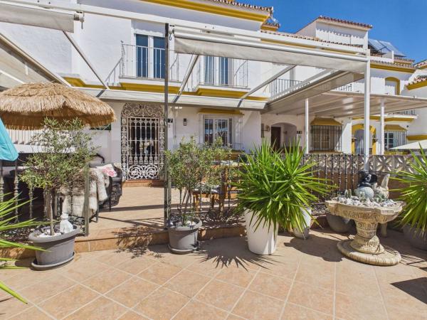 Chalet adosado en Calle Estebbuna, Zona Calvario, Estepona photo 1