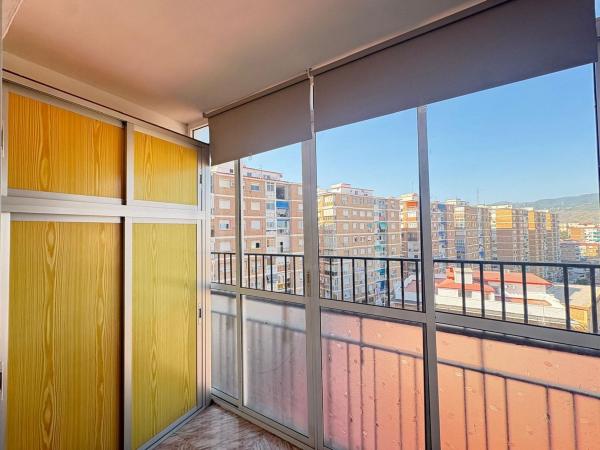 Продажа квартиры на Piso en Camino de Suárez, Victoria Eugenia, Málaga, Малага
thumbnail 2