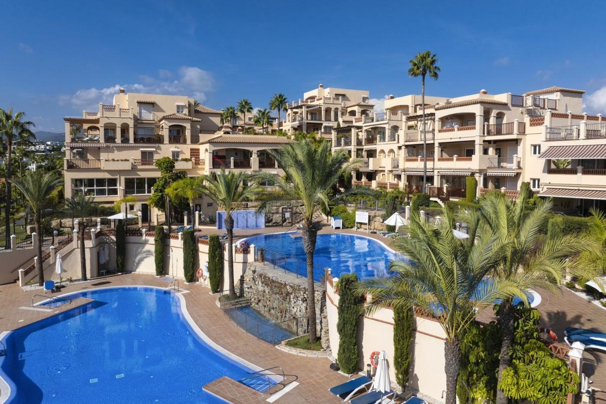 Sale of apartment in Piso en Calle Pico Alcazaba, Benatalaya, Estepona, Estepona
photo 1