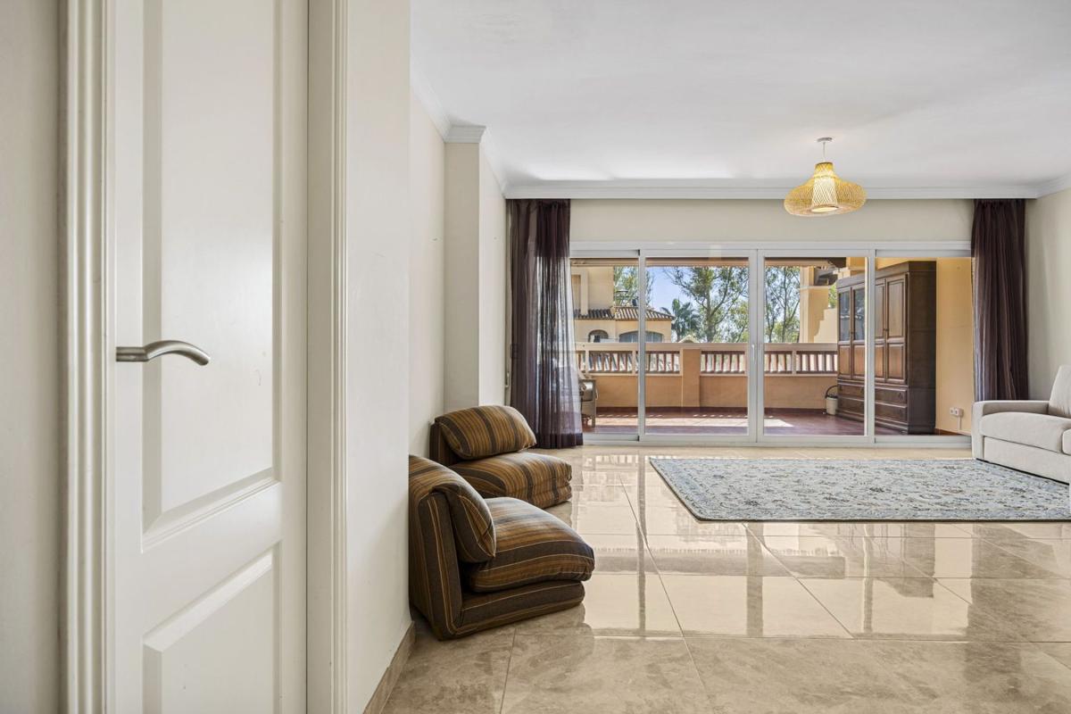 Sale of apartment in Piso en Calle Pico Alcazaba, Benatalaya, Estepona, Estepona
photo 5