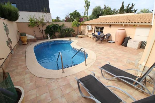 Casa o chalet independiente en Calle Breten s/n, La Siesta - El Salado - Torreta, Torrevieja thumbnail 2