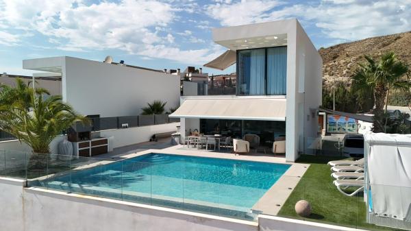 🏡✨ VILLA DE LUJO EN FINESTRAT – CALIDAD, CONFORT Y VISTAS DESPEJADAS ✨ photo 3