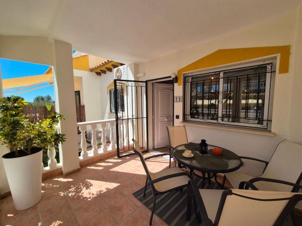 Chalet independiente en venta en Casa o chalet en Los Balcones y los Altos, Orihuela, Orihuela
photo 1