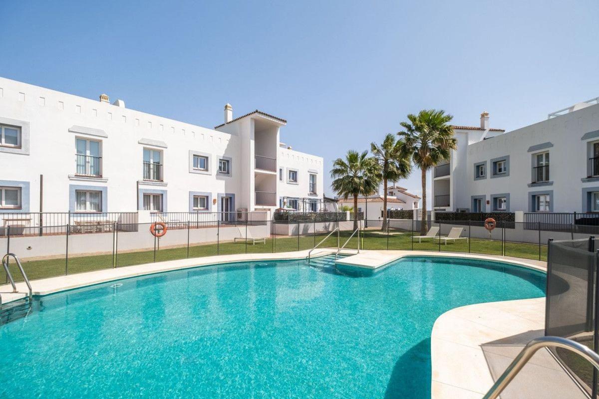 Sale of apartment in Piso en El Paraíso, Benahavís, Benahavís
 photo 2