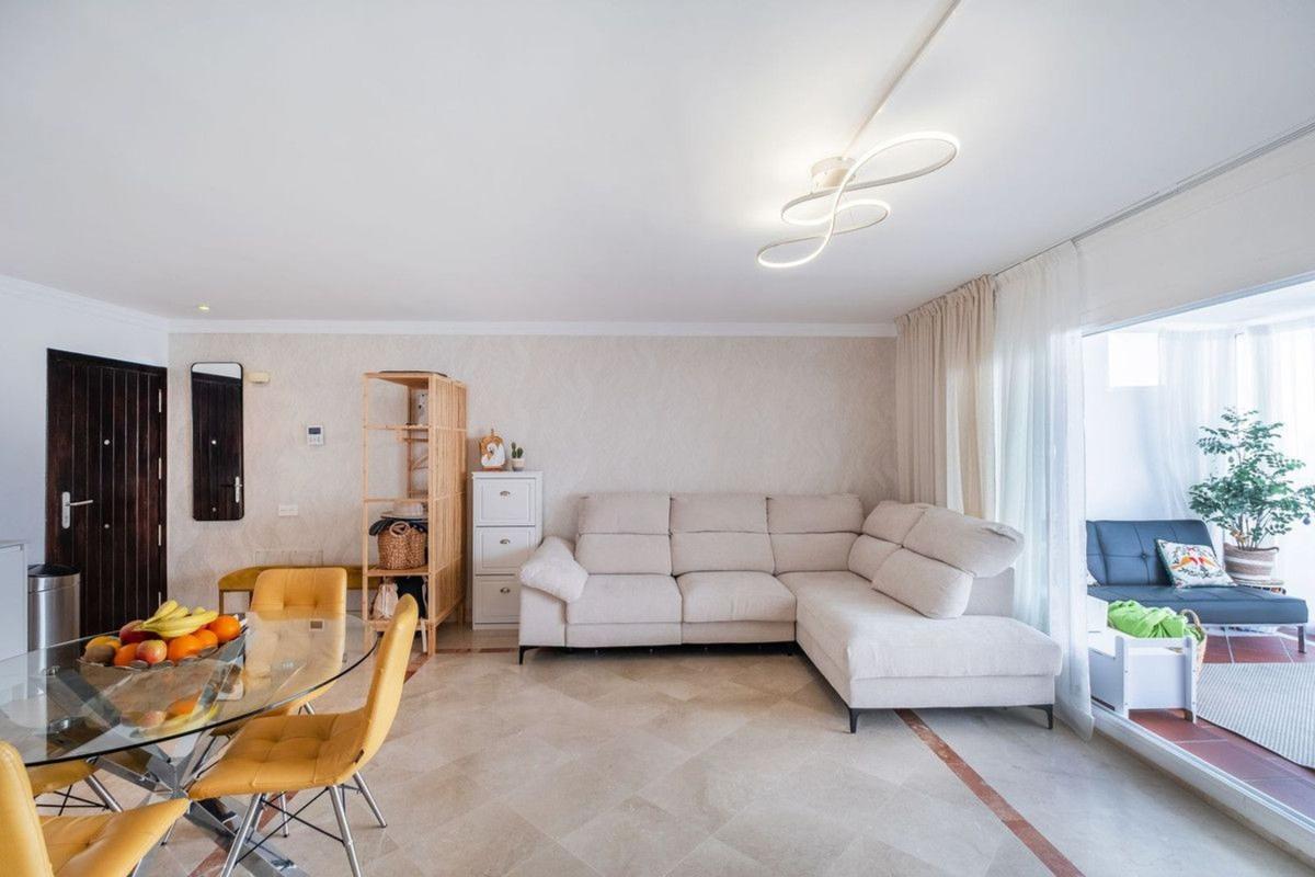 Sale of apartment in Piso en El Paraíso, Benahavís, Benahavís
 photo 5
