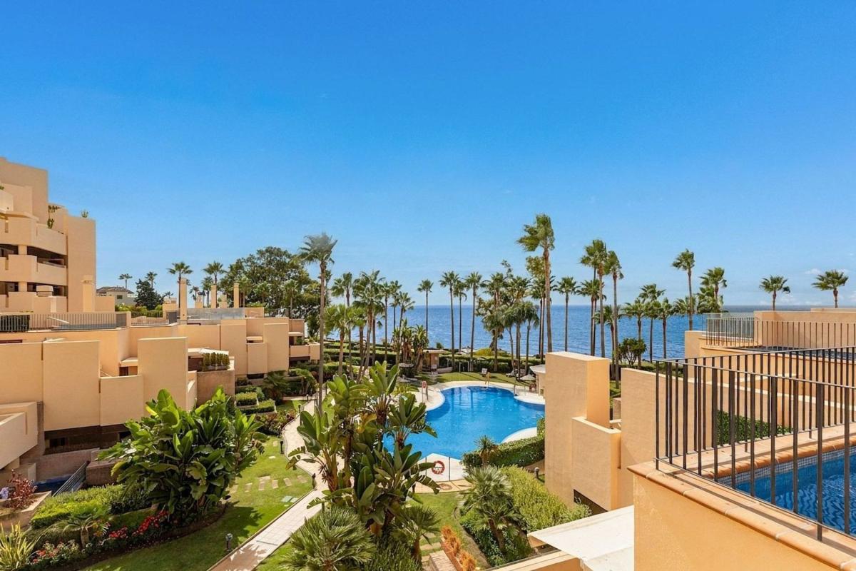 Продажа дуплекса на Dúplex en Calle del Mare Nostrum, 42, Kempinski, Estepona, Эстепона photo 2
