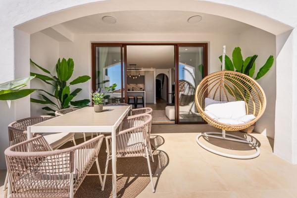 Chalet adosado en Urbanizacion Torre Esteril, Los Arqueros-Puerto del Almendro, Benahavís photo 1