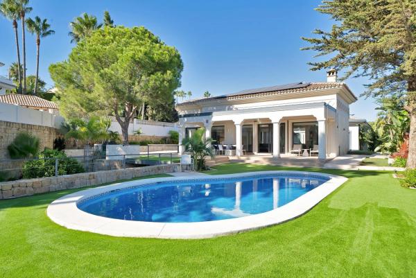 Casa o chalet independiente en Avenida los Pinos, 363, El Rosario-Ricmar, Marbella photo 1