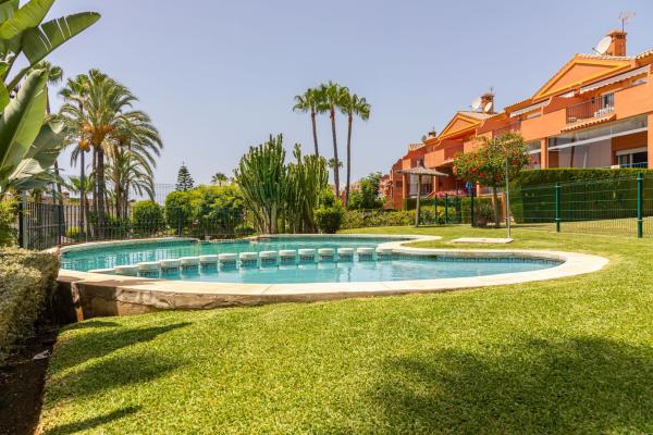 Chalet adosado en Pico Del Aneto, 24, Nueva Atalaya, Estepona thumbnail 2
