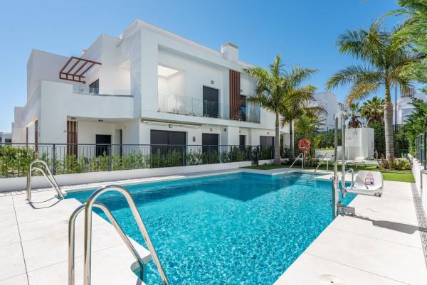 Chalet pareado en Bel-Air, Estepona photo 1