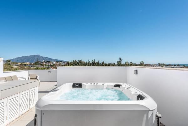 Chalet pareado en Bel-Air, Estepona thumbnail 3