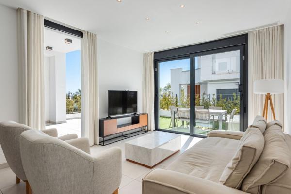 Chalet pareado en Bel-Air, Estepona photo 4