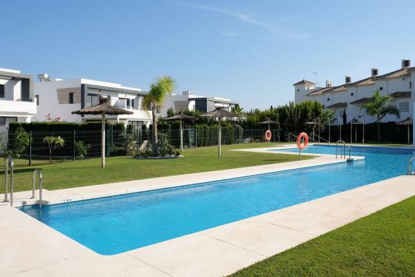 Chalet pareado en Calle Lima, La Concha-Resina Golf, Estepona photo 4