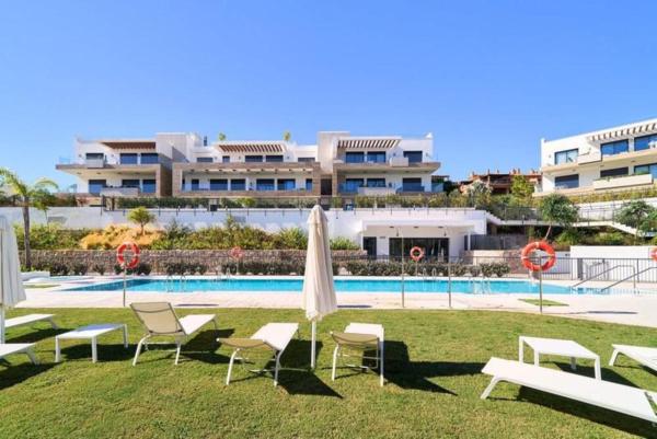 Sale of flat in Piso en Calle Pico Alcazaba, Benatalaya, Estepona, Estepona
 photo 3