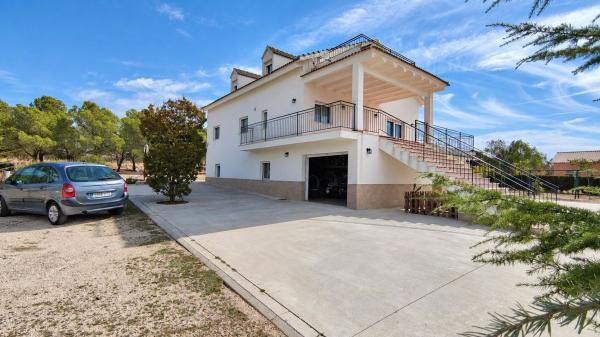 Chalet wolnostojący na sprzedaż w  Casa o chalet en Onil, Onil photo 2