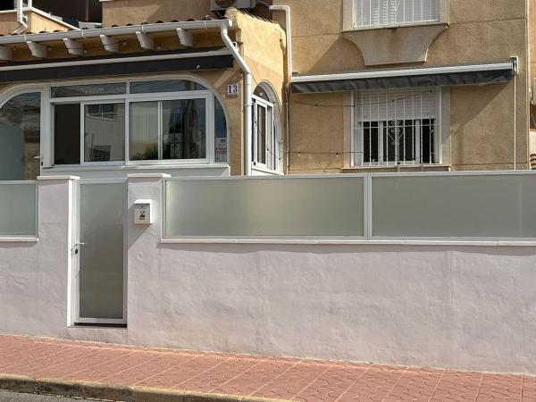 Chalet adosado en Calle Paris, 79 b, Urbanizaciones, Guardamar del Segura photo 2
