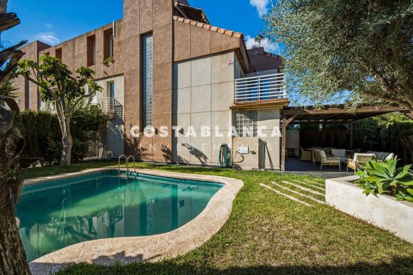 Частный шале на продаже в  Casa o chalet en Avenida del Locutor Vicente Hipólito, La Albufereta, Alicante / Alacant, Аликанте / Алакант photo 1