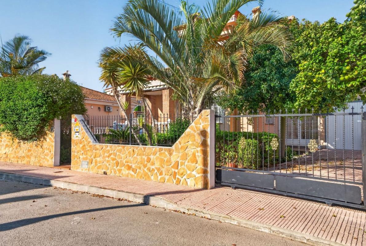 Sprzedaż niezależnego domku jednorodzinnego w  Casa o chalet en Calle República Checa s/n, Ciudad de las Comunicaciones, San Miguel de Salinas, San Miguel de Salinas photo 2