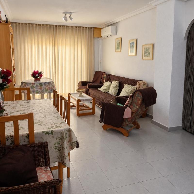 Piso en venta en segunda línea de playa con 2 dormitorios, terraza y plaza de garaje, Torrevieja
photo 1