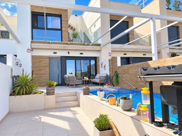 Частный шале на продаже в  Casa o chalet en Calle Rosalia de Castro, 50, Centro, Rojales, Рохалес photo 1